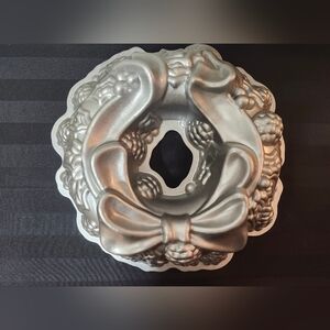 Nordic Ware Holiday Wreath 9 Cup Baking Bundt Pan Christmas Ribbon Cast Aluminum